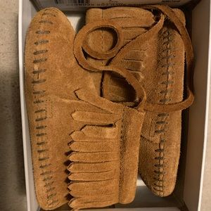 Minnetonka baby moccasins size 4